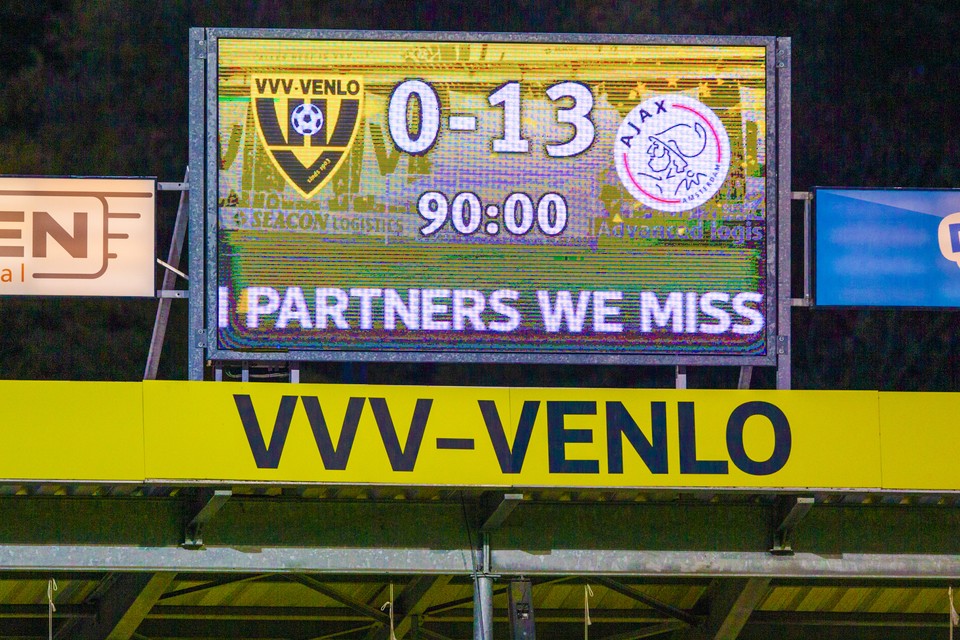 Keiharde cijfers op het scorebord in De Koel na VVV - Ajax.  