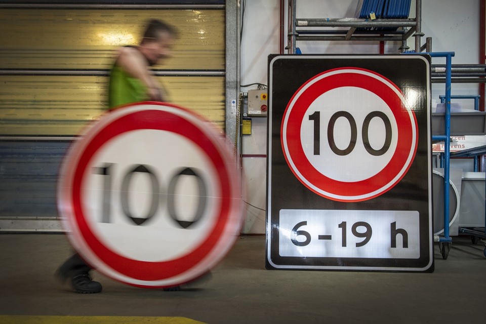 AGMI Traffic & Lighting in Tegelen maakt 1500 nieuwe snelheidsborden. 