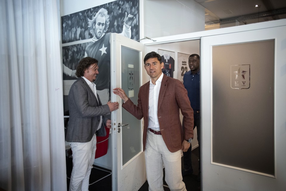 Erik Noor (links), houdt de deur open voor Darije Kalezic en assistent-trainer Regillio Vrede. 