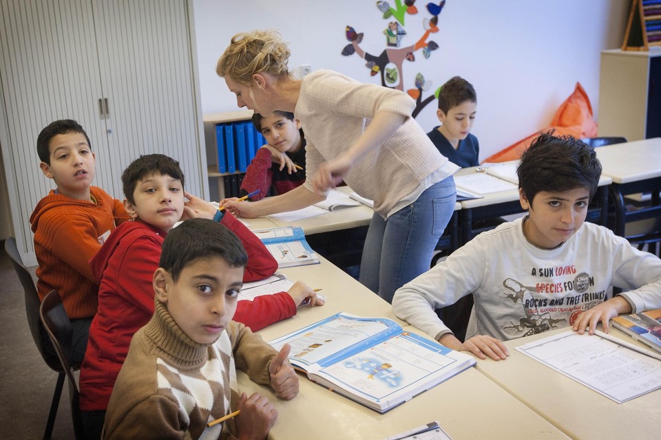 Onderwijs aan asielzoekerskinderen in het azc van Weert, enkele jaren geleden. 