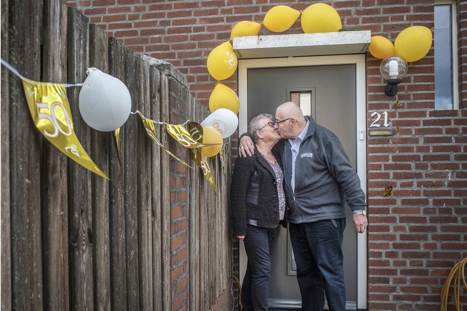 Een kus voor de deur. Ger en Will Versleijen zijn na vijftig jaar huwelijk nog steeds gelukkig. 