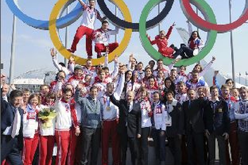 President Poetin poseert in februari 2014 met de 33 Russische medaillewinnaars van Sotsji. Tijdens die Spelen is volgens WADA massaal gezwendeld. 
