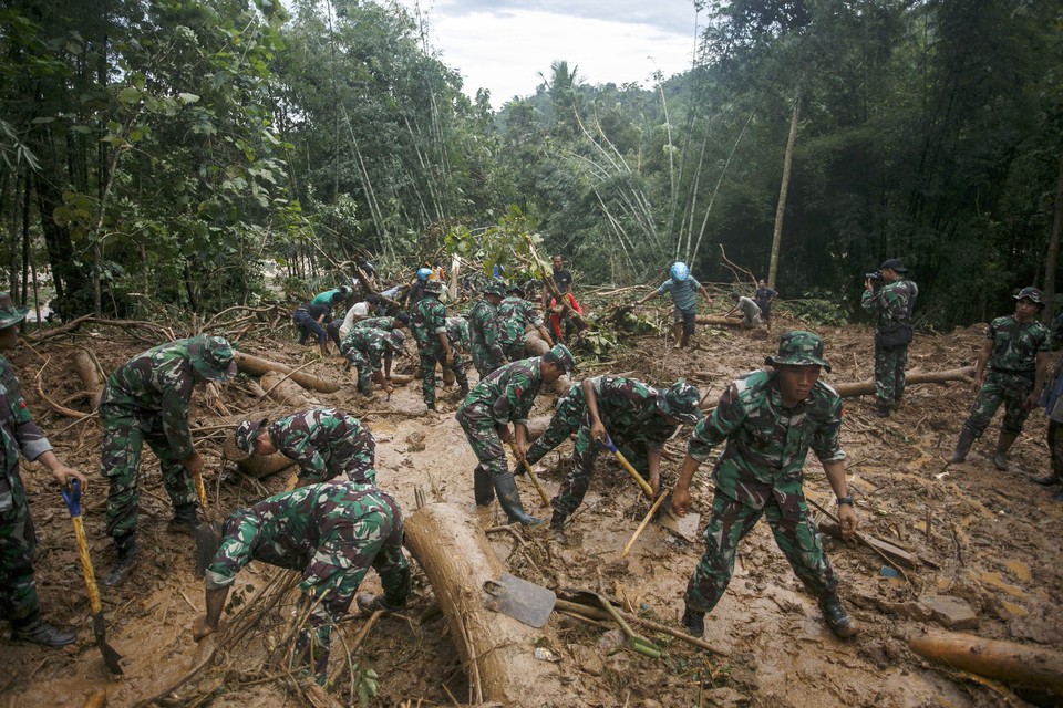 Militairen zoeken naar slachtoffers van de aardverschuivingen in Indonesië. 