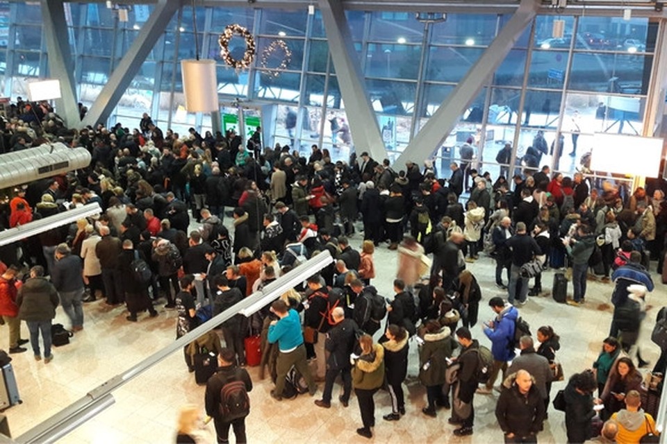 Drukte op Eindhoven Airport door geannuleerde vluchten vanwege de mist. 