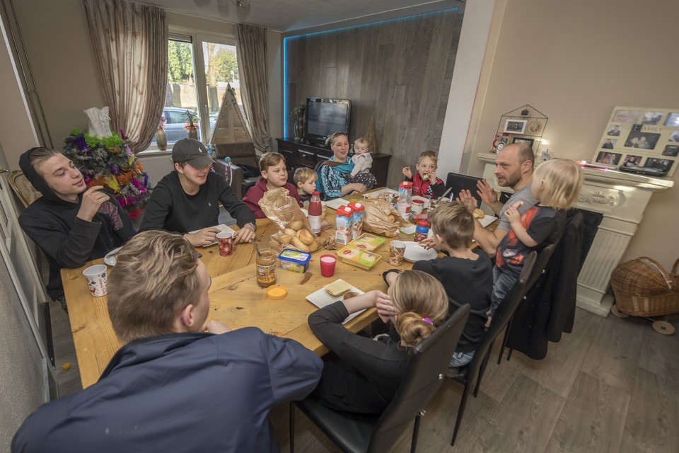 Op zondag ontbijt de familie Buddenbruck altijd samen, pa, ma en alle tien de kinderen. 
