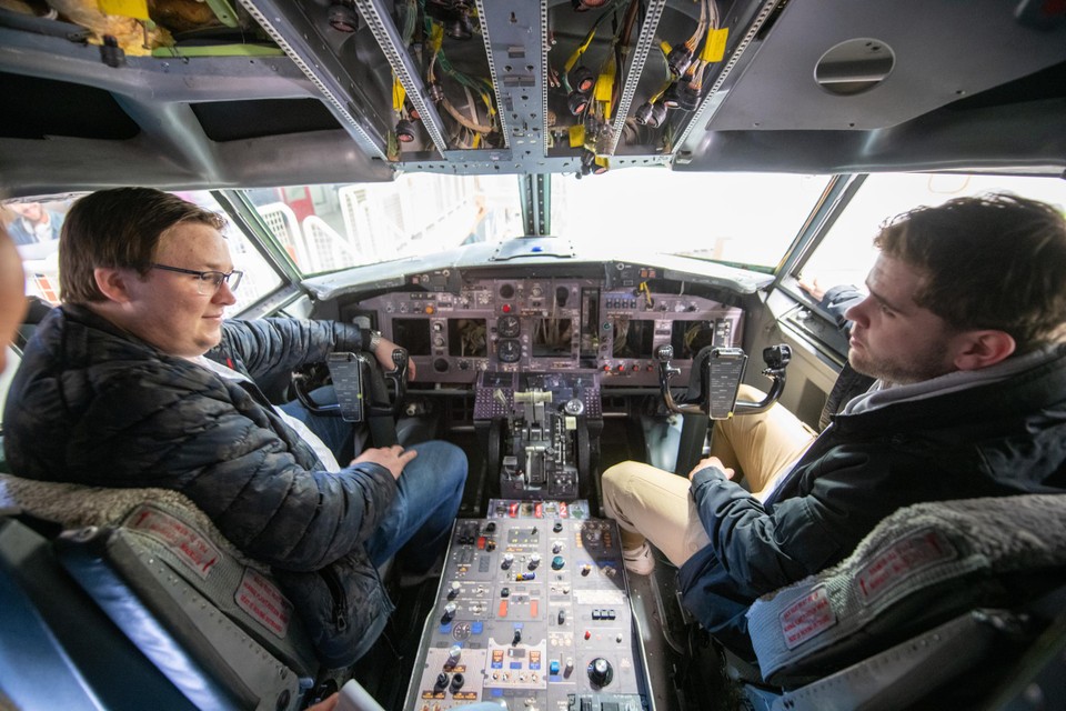 Koen Julicher (links) en Sjoerd Bekkers in de cockpit van de Boeing 737, trainingstoestel van het Vista College.