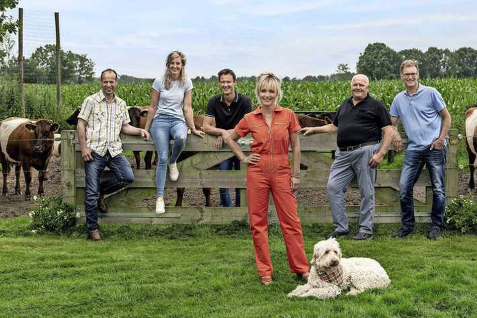 Yvonne Jaspers met haar boeren en Janine als enige boerin. Met van links naar rechts Evert, Jouke, Hans en Rob. 