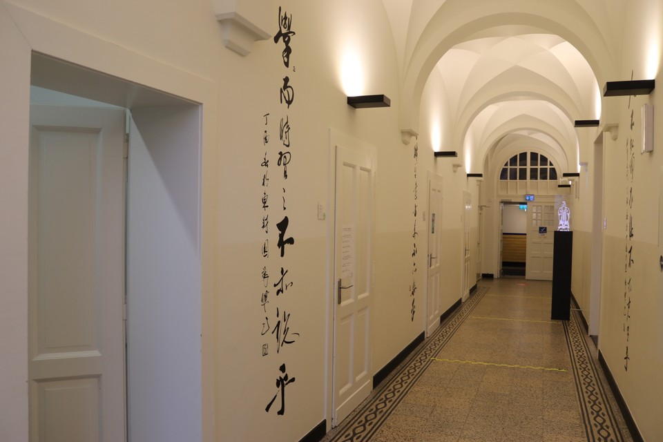 Het gangetje in het gebouw van Zuyd Hogeschool aan de Brusselseweg in Maastricht, waar de Chinese school gehuisvest is.  