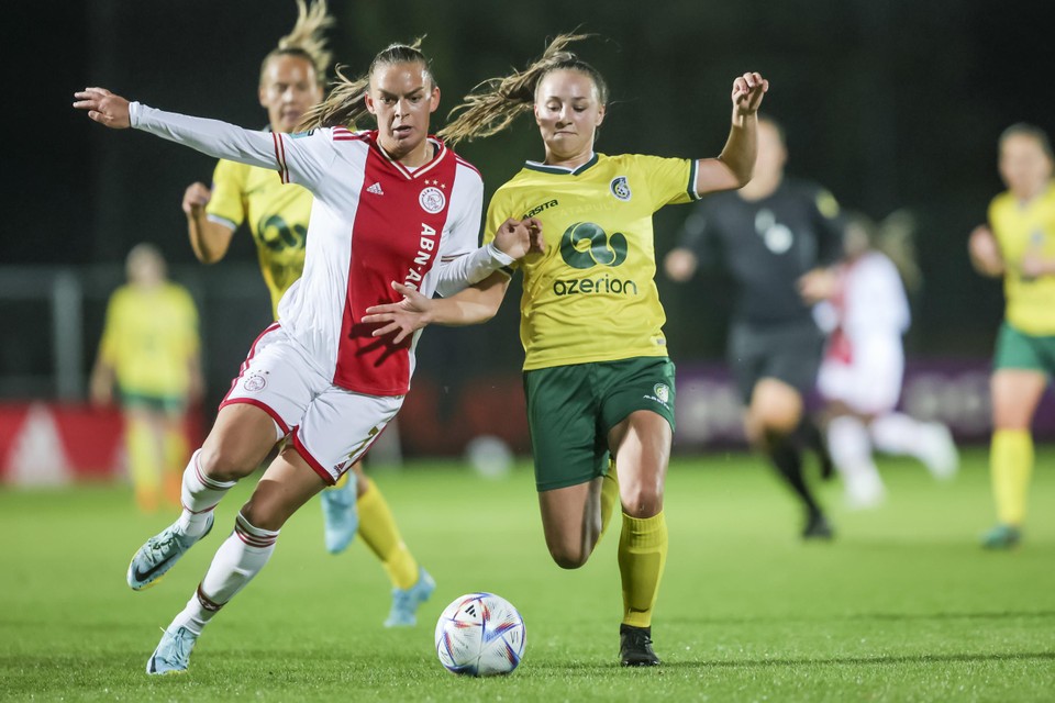 Romée Leuchter (l) aan het werk met Ajax tegen Fortuna Vrouwen. 