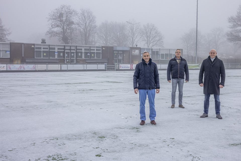 Ruud Jongen, Ben Boekraad en Andy van der Veerdonk op het hockeyveld van HC Nova, met op de achtergrond het clubgebouw. 