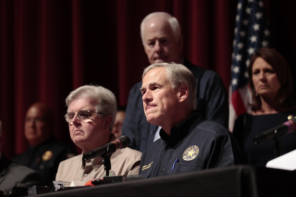 Gouverneur Greg Abbott (r) tijdens de persconferentie.