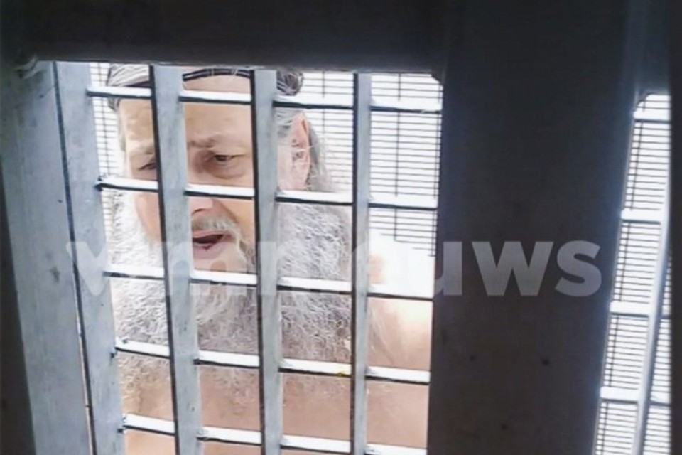 Een dikke grijze baard, lang grijs haar dat op z’n plaats wordt gehouden door een haarband, in ontbloot bovenlijf. Zo filmde een medegedetineerde Dutroux vorige zomer in de gevangenis van Nijvel.
