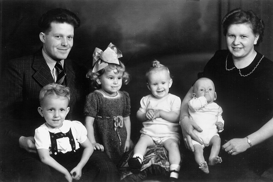 Familieportret uit 1942 of 1943 met links Pierre Coenen en tussen zijn benen zoon Sjra. 