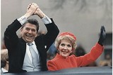 thumbnail: Nancy Davis Reagan, geboren op 6 juli 1921, was een Amerikaans actrice en presidentsvrouw. Ze was de echtgenote van Ronald Reagan, die president was van de Verenigde Staten tussen 1981 en 1989. Tot in de jaren 1960 was ze actrice. Haar periode als First Lady begon controversieel toen ze aankondigde de inrichting van het Witte Huis te gaan aanpakken. Op 6 maart overleed ze aan hartfalen.