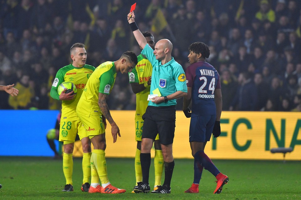 De verbouwereerde voetballer werd nadat hij getrapt werd door de scheidsrechter ook nog eens op een tweede gele kaart getrakteerd.