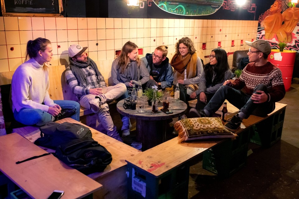Het kernteam van studentenclub Kaleido in de opgeknapte kelder van het Landbouwbelang in Maastricht. 