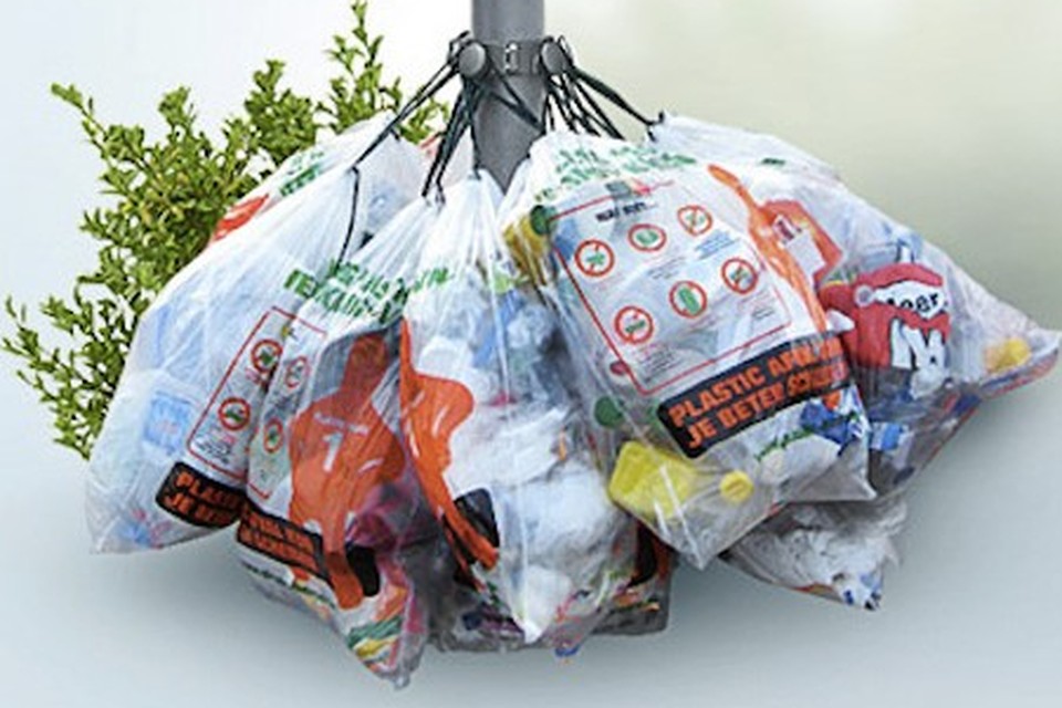 verlegen Bemiddelen Doorzichtig Haakjes voor afvalzakken met plastic aan lantaarnpalen in Va... - De  Limburger Mobile