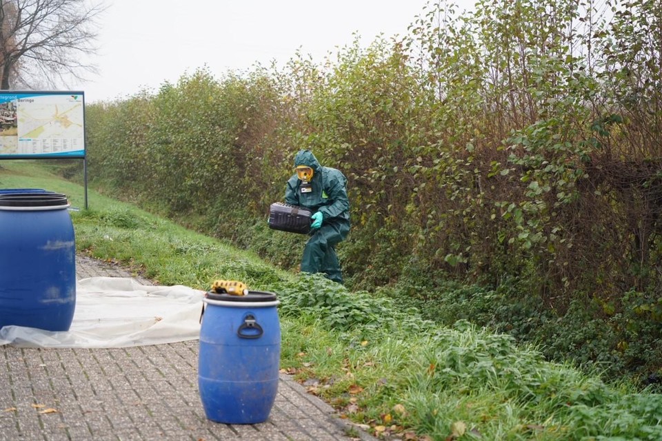Er werden diverse vaten en zwarte jerrycans aangetroffen op een parkeerhaven langs de N275 in Beringe. 
