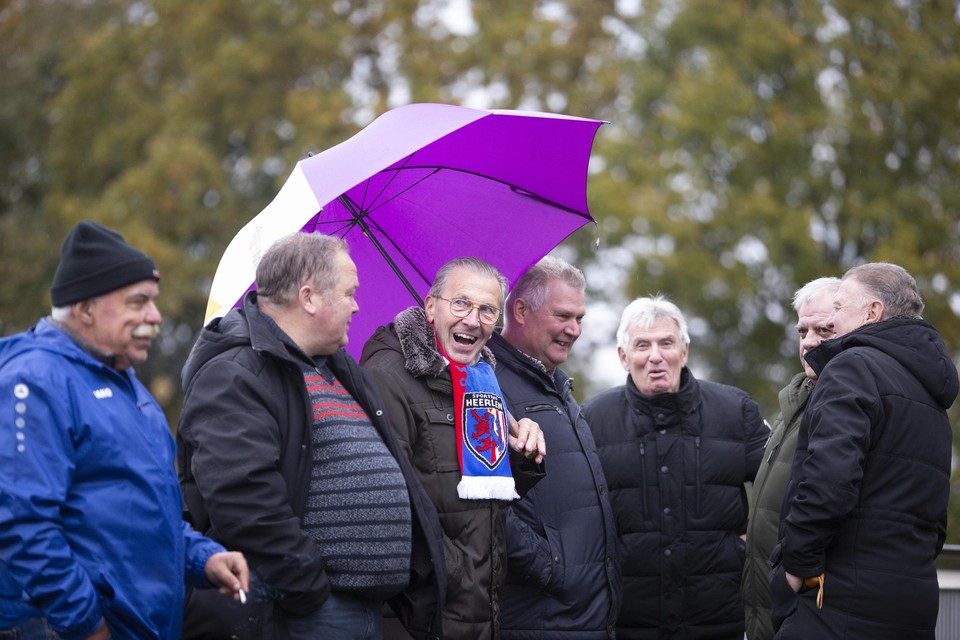 Clubicoon Cor Gubbels (met paraplu en sjaal) te midden van de zich F-side van Sporting Heerlen noemende supporters. 
