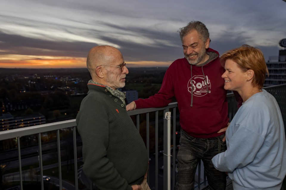 Hiv-ervaringsdeskundigen Henk Offermans, Roger Kleijnen en Celicia Jansz met elkaar in gesprek. 