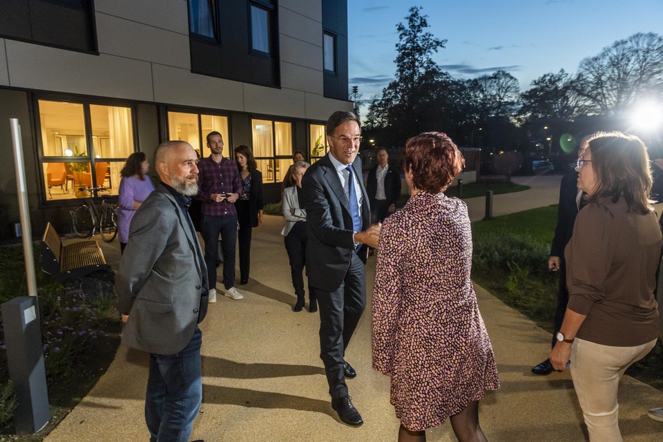 Premier Mark Rutte bezocht eind oktober Limburg om te praten met gedupeerden van de watersnood. 