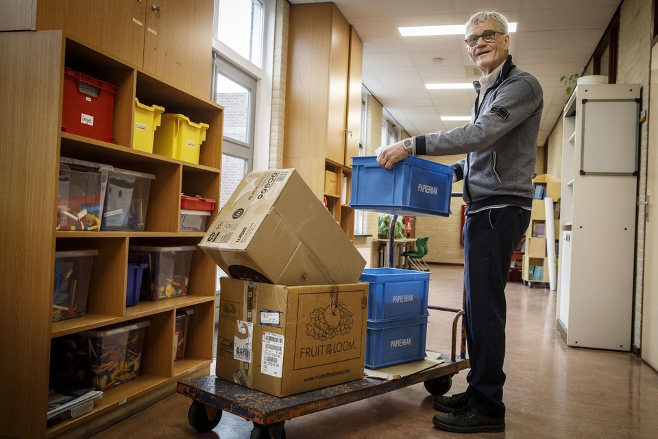 De lievelingsklus van conciërge Willy is oud papier ophalen in de klasklokalen.
