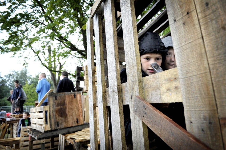Hutten bouwen tijdens kindervakantiewerk Schinnen. 