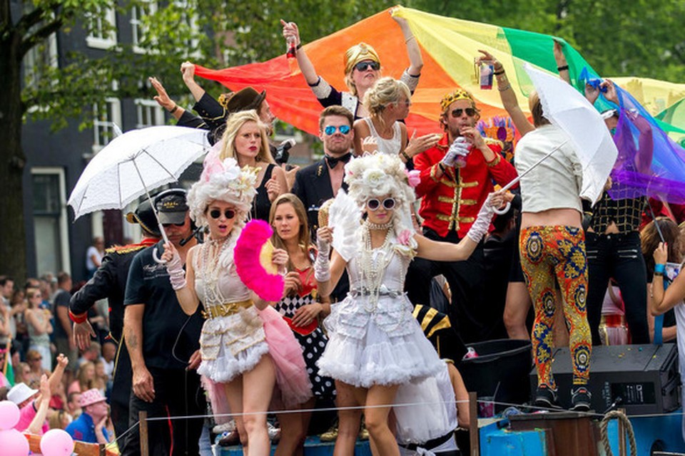 De Canal Parade tijdens de Gay Pride. Dit jaar vindt de Canal Parade op 6 augustus plaats.