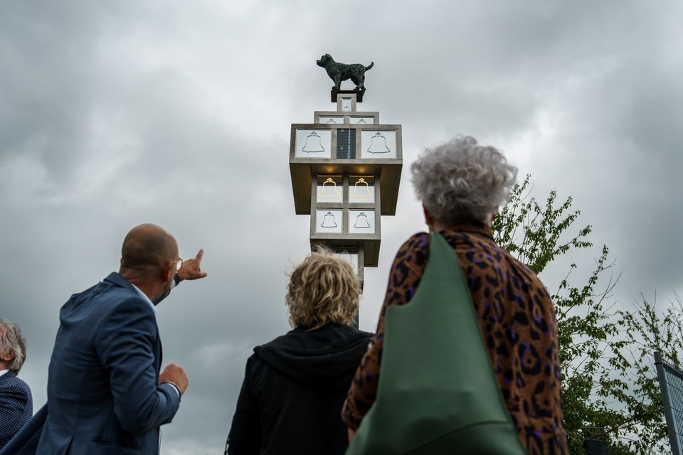 De Manneke Pis van Stein: het vernieuwde carillon met een  bronzen hondje dat elk uur een ferme straal produceert. 