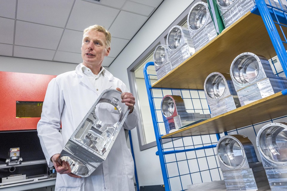 Directeur Arno Bouwmeester van Nedinsco toont het aluminium omhulsel van een camerasysteem.