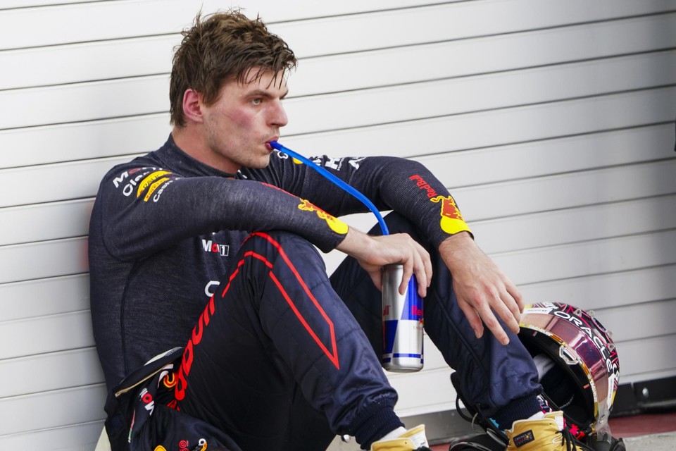 Max Verstappen lurkt een blikje Red Bull leeg.