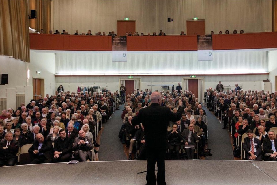 Zo’n 450 priesters, diakens en parochiebestuurders luisteren naar de visie van bisschop Wiertz op de toekomst van de kerk in Limburg. 