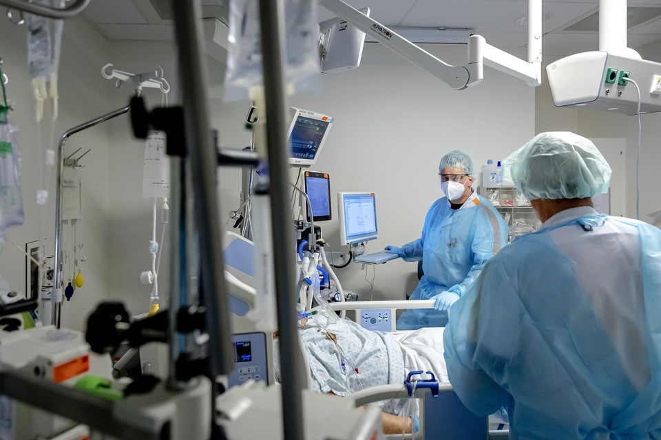 Volgens bestuursvoorzitter Alex Friedrich hebben de driehonderd ziekenhuizen in Noordrijn-Westfalen capaciteit genoeg om Nederlandse patiënten te helpen.  
