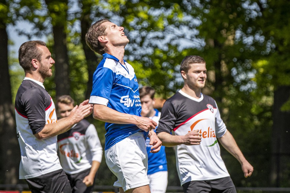 Roel Jacobs (blauw shirt) vorig seizoen in actie voor SV United.