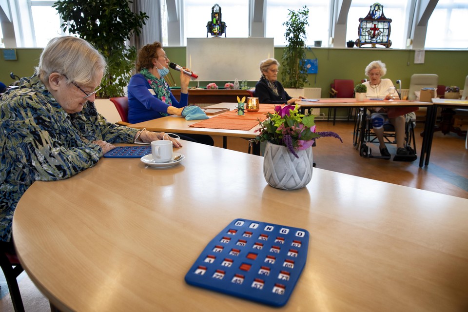 Bewoners van zorgcentrum Hieronymus mogen in kleine groepjes weer aan activiteiten deelnemen in de aula. Links zuster Elly Vanderschuren. 