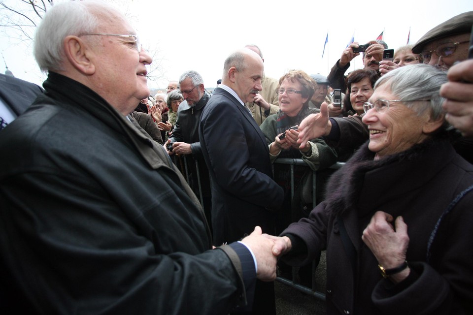 Michail Gorbatsjov wordt tijdens zijn bezoek aan Kerkrade en Herzogenrath bedankt voor zijn hervormingen. 