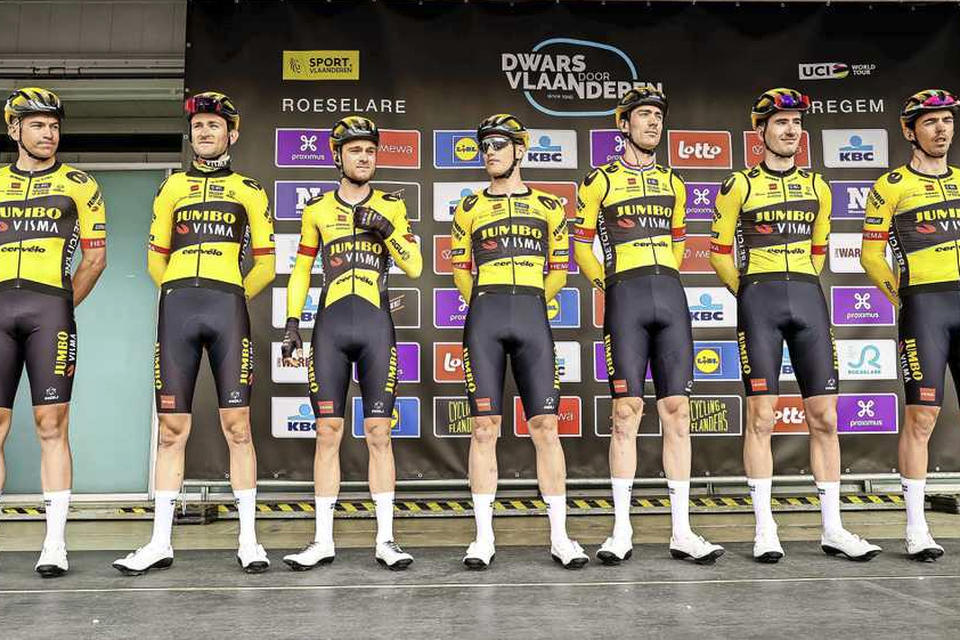 De wielerploeg van Jumbo-Visma voor de start van Dwars door Vlaanderen die werd gewonnen door Christophe Laporte, renner van Jumbo-Visma.