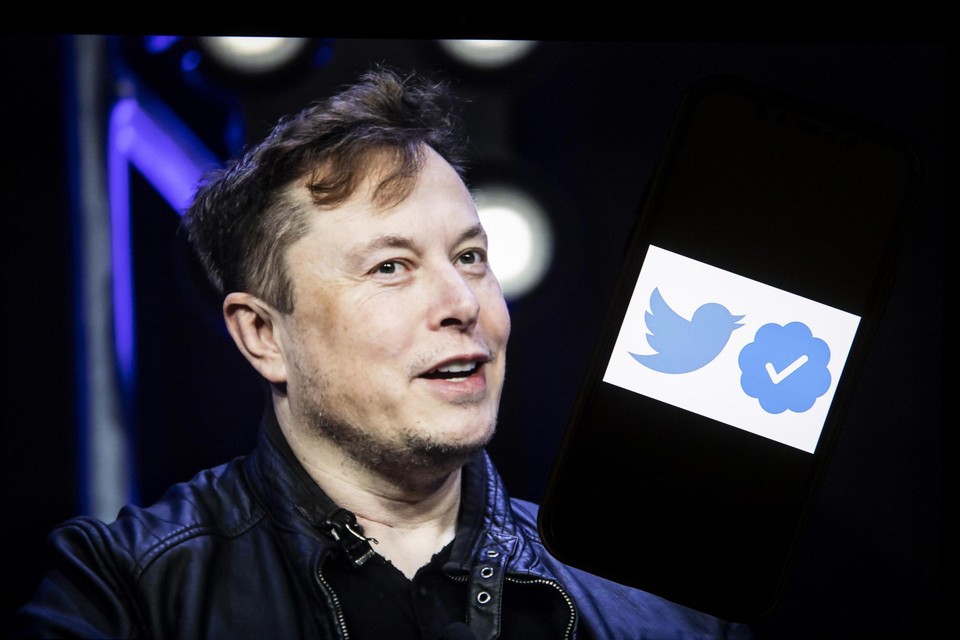 Elon Musk, de nieuwe eigenaar van Twitter, heeft een abonnement van 8 dollar per maand aangekondigd voor gebruikers die hun account als authentiek willen laten certificeren en minder reclame willen zien. 