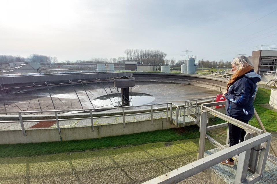 Saskia Hanneman bij de rioolwaterzuiveringsinstallatie in Susteren.