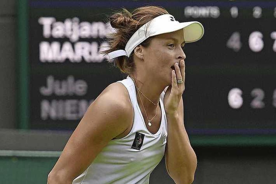 Tatjana Maria lijkt zelf ook niet te kunnen geloven dat ze in de halve finale van Wimbledon staat. 