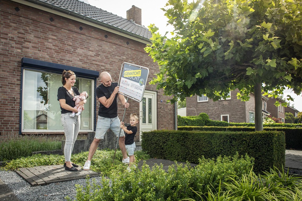 Frank en Ellen van Heugten en hun kinderen bij hun nieuwe woning aan de Meistraat in Neerkant. 