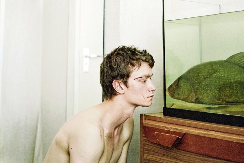 Jonathan zit net zo ongemakkelijk in zijn vel als de karperachtige vis in zijn aquarium waarnaar de titel verwijst. 
