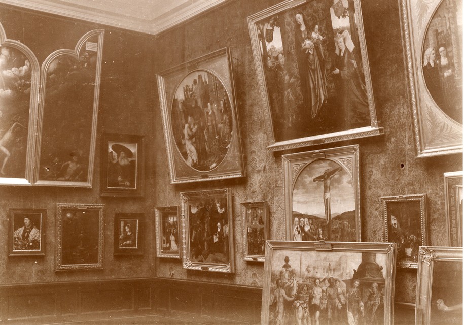Een zaal van het Keizer Frederikmuseum in Berlijn, eind 19de eeuw. Rechts in het midden is nog net een randje van de memorietafel van Weert te zien.  