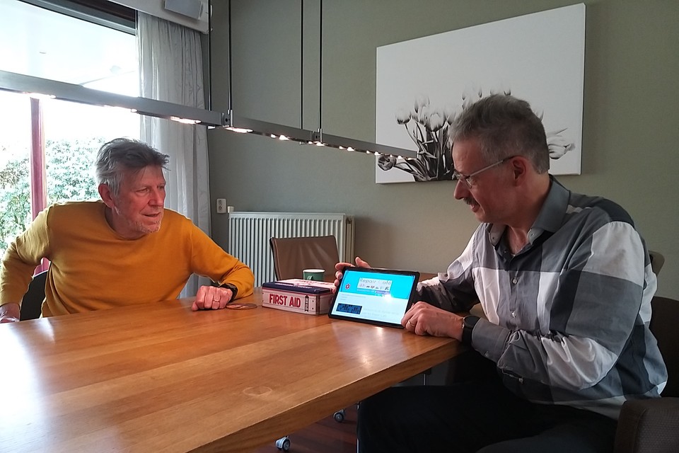Ger Scholte (L.) en Joep Bazelmans bekijken de website van het digitale Repair Café Munstergeleen. 