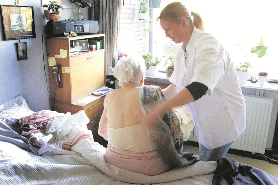 Thuiszorgmedewerkers krijgen hulp van hun gepensioneerde collega’s. 