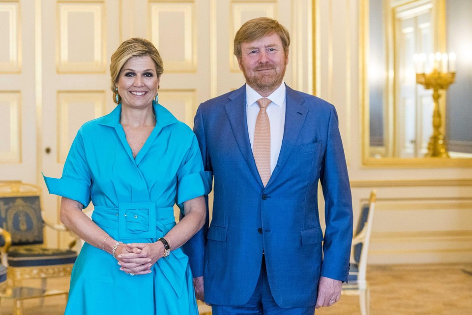 Koning Willem Alexander en koninging Máxima reiken de ‘Appeltjes’ uit.