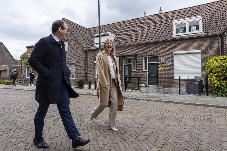 Lodewijk Asscher met demissionair minister Kajsa Ollongren tijdens een werkbezoek aan Vrieheide in Heerlen-Noord, eerder dit jaar. 