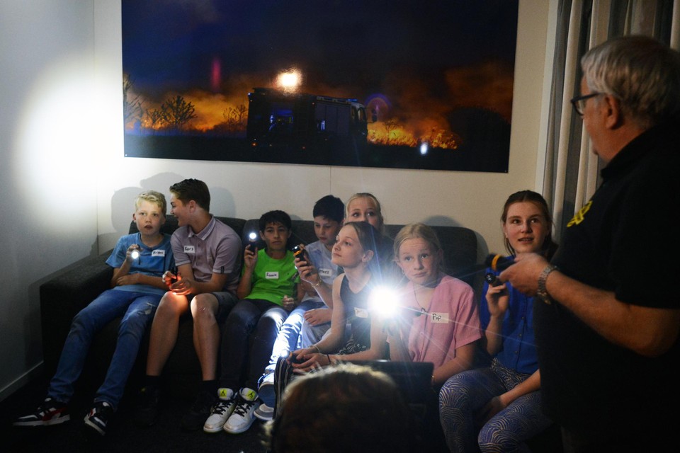 In een donkere huiskamer moeten scholieren van De Startbaan uit Velden op zoek naar spullen die kunnen helpen in hun ‘noodsituatie’.