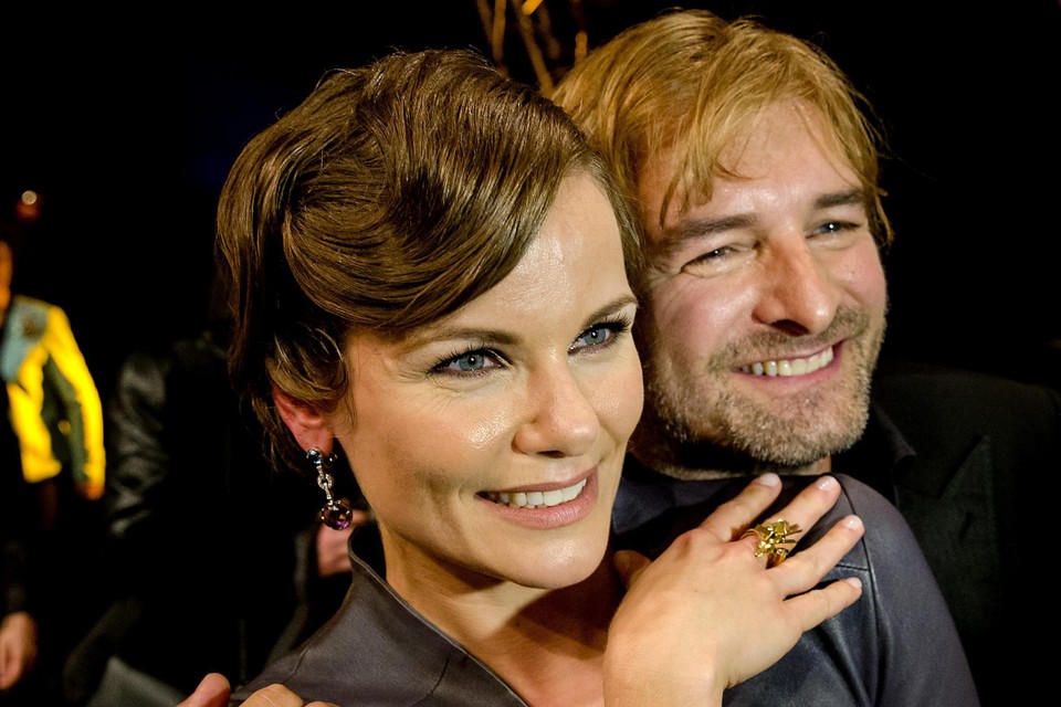 Archieffoto: Angela Schijf en Victor Reinier van ‘Flikken Maastricht’  vieren dat zij de Gouden Televizier-Ring 2014 hebben gewonnen voor beste tv-programma.  