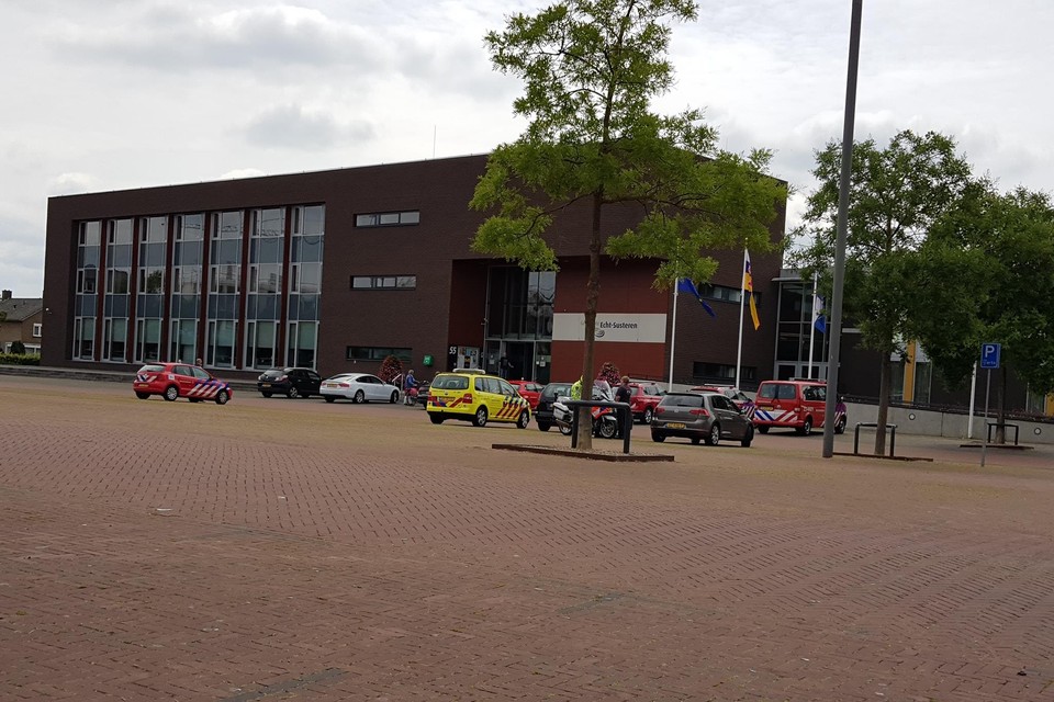 De hulpdiensten verzamelen zich bij het gemeentehuis in Echt om bewoners te informeren.